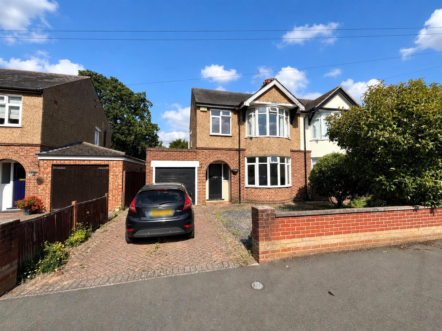 3 bed property in Foster Road, Bedford